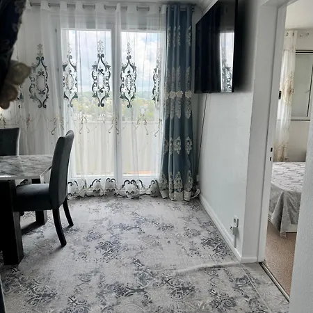 With 3 Bedrooms * 米雷